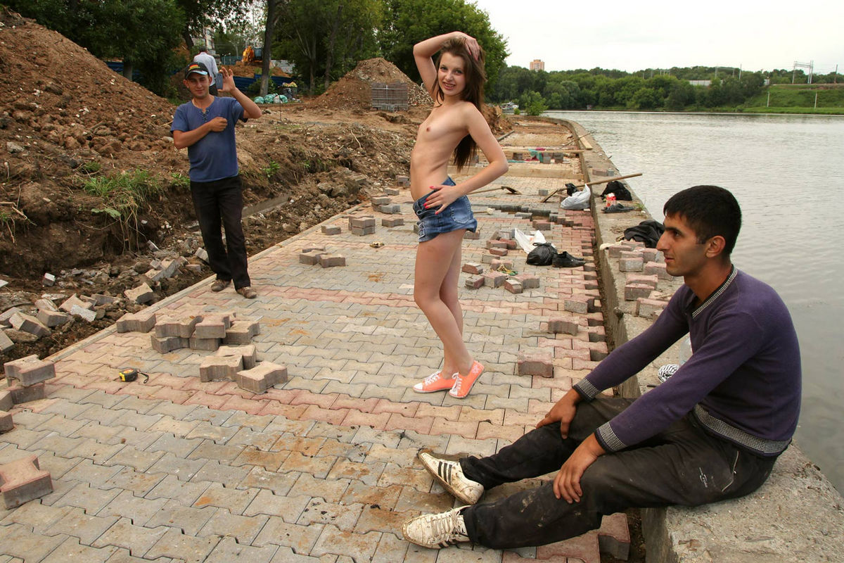 Teen Titless Juliette D Posing With Migrant Workers Russian Sexy Girls