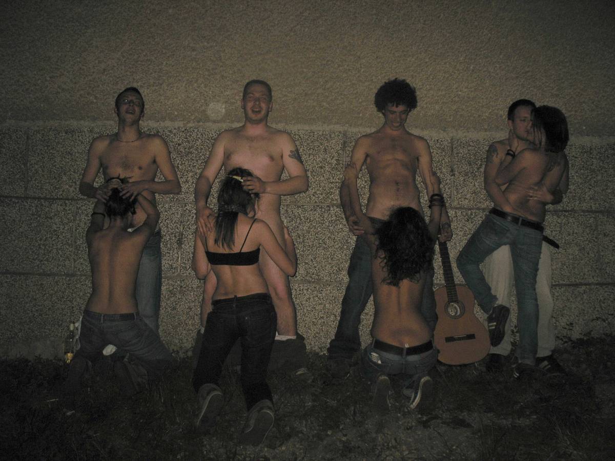 Nude drunken group of young people having fun — Russian Sexy Girls