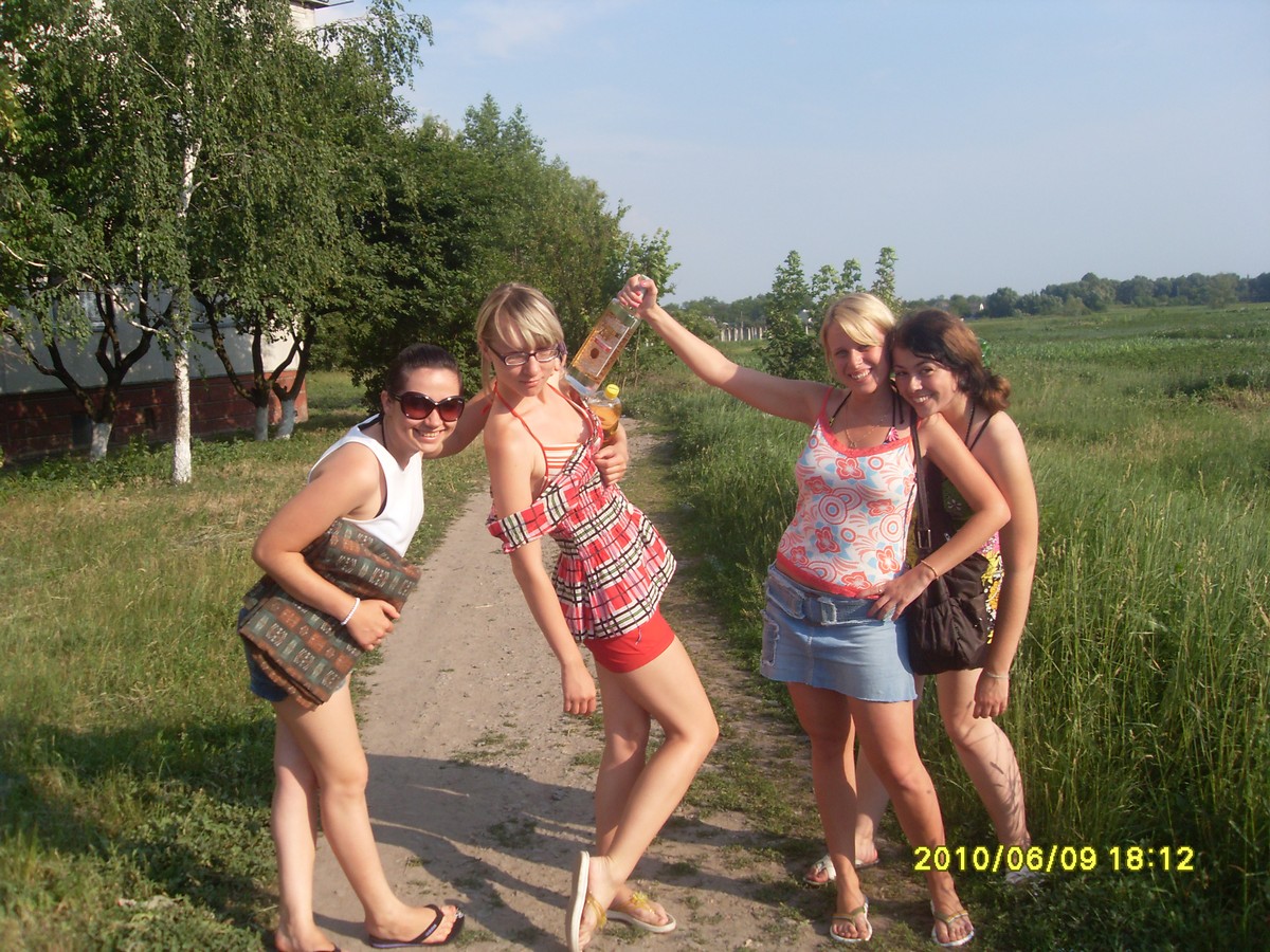 Girls flash tits on picnic — Russian Sexy Girls pic