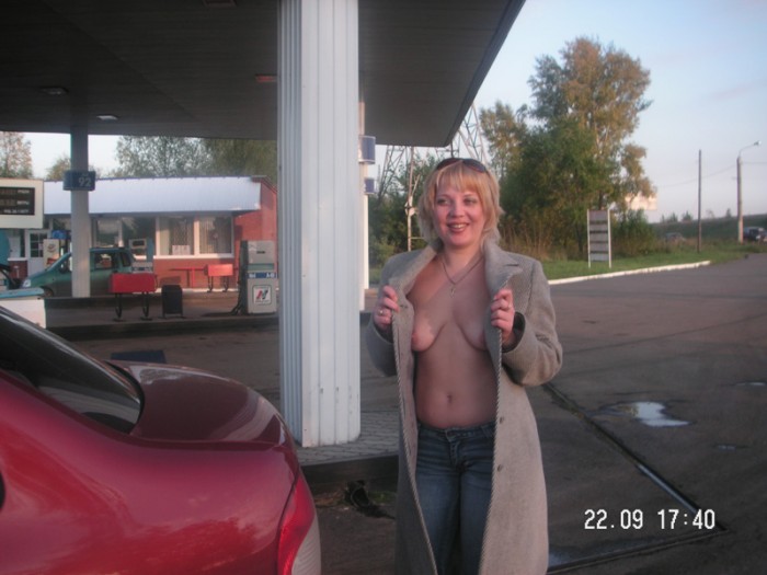 Blonde wife shows boobs at public