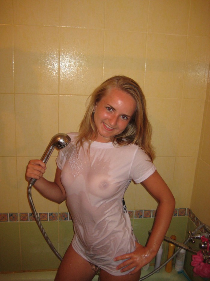 Four Amateur Teen Girls Posing In Wet T Shirts At Bath Russian Sexy Girls