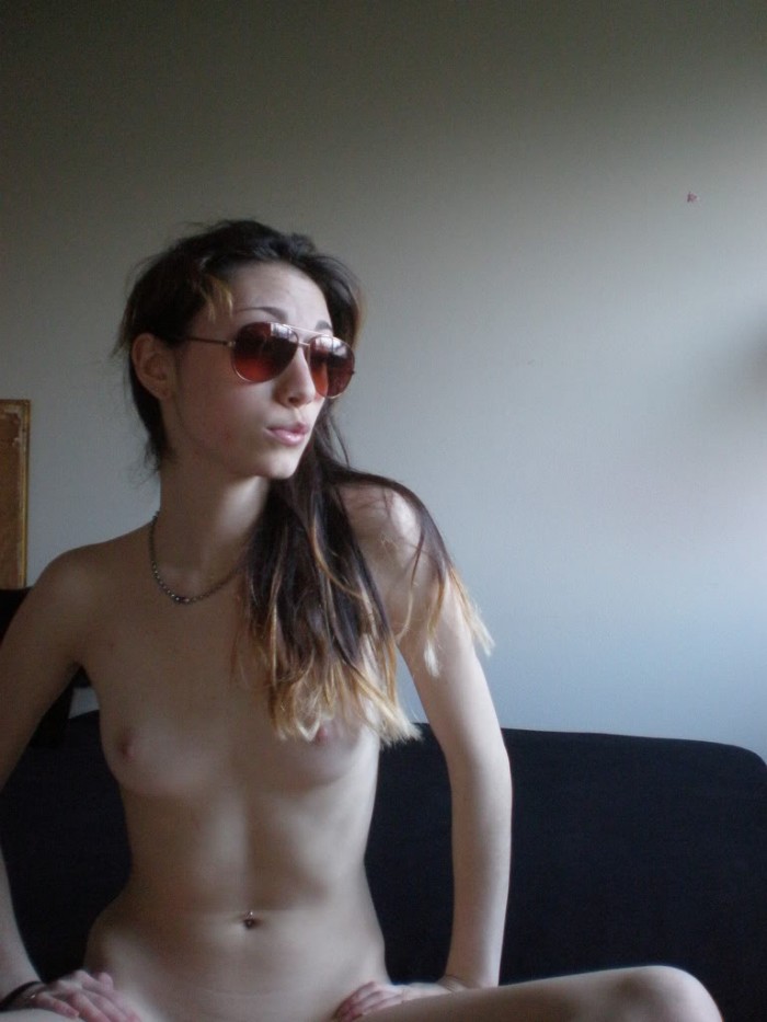 Amateur girl in sunglasses has nice boobs