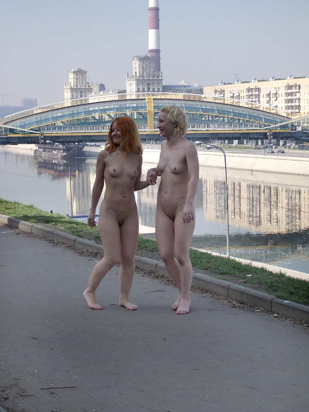 Гуляет девушка голая по городу