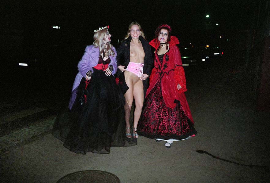 882px x 600px - Three girls flash shaved pussies at Halloween party â€” Russian Sexy Girls