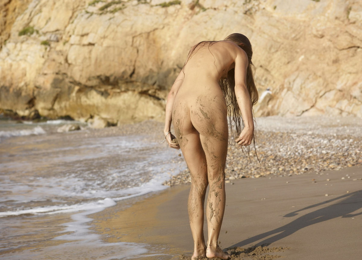 Naked brit tourist sparks massive search after skinny dipping on bondi beach
