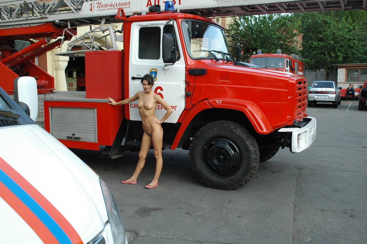 Kelly Washington Desnudo Nude Fire Trucks