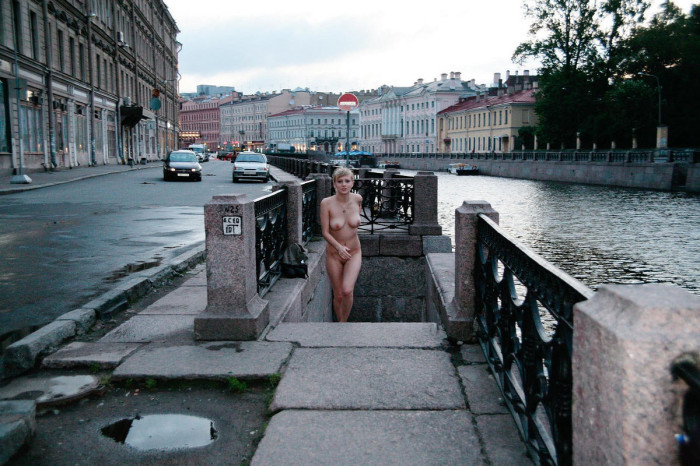 Naked blonde walks on the morning of St. Petersburg