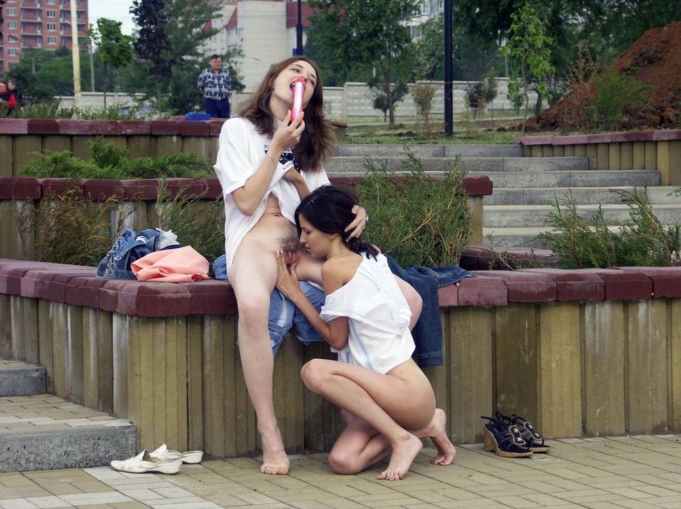 Zwei dunkelhaarige Girls beim Lesbensex mit Dildos