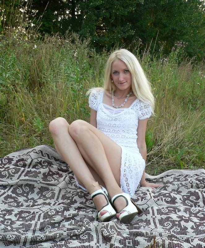 Blonde With Long Legs Shows Pussy Outdoors Russian Sexy Girls