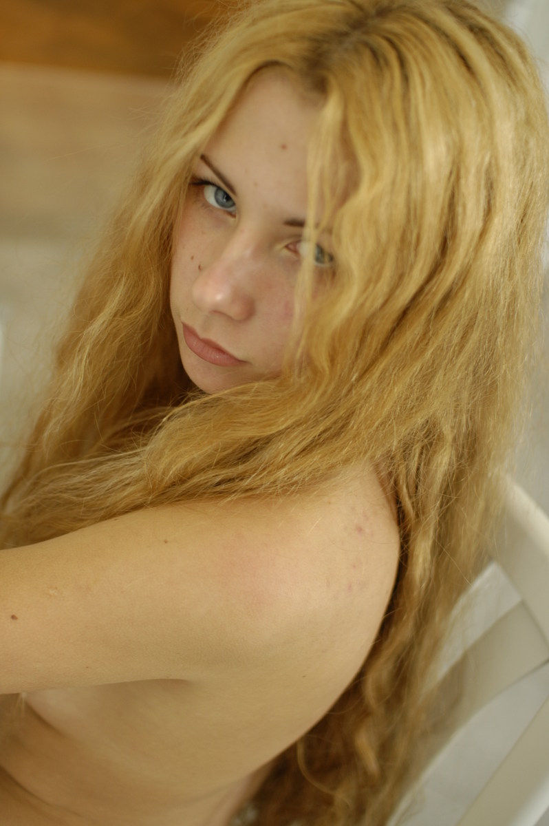 798px x 1200px - Long-haired blonde teen exposes her sweet pussy in bath ...