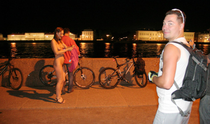 Naked Inna with Peter the Great at the night city