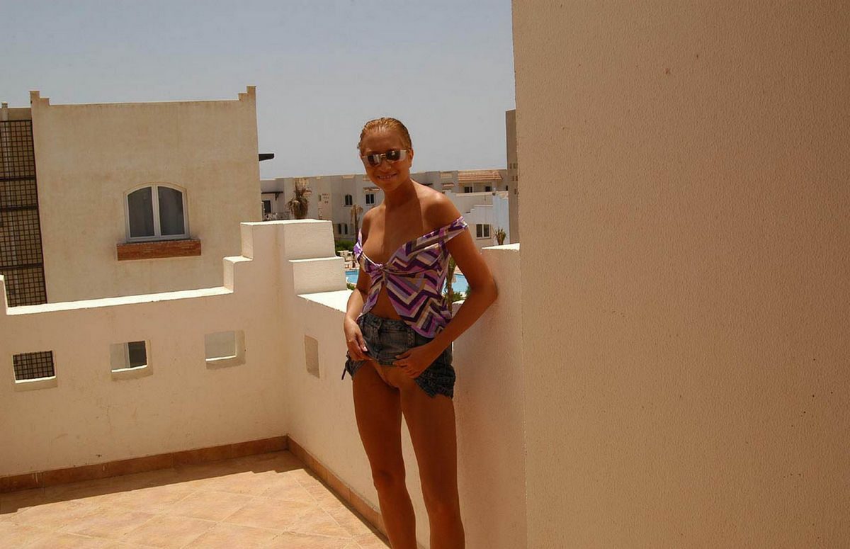 https://russiasexygirls.com/wp-content/uploads/2015/03/Amateur-busty-blonde-flashing-on-vacation-in-Egypt-2.jpg