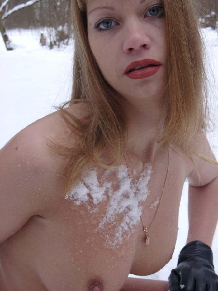 Snowplay with naked busty blonde