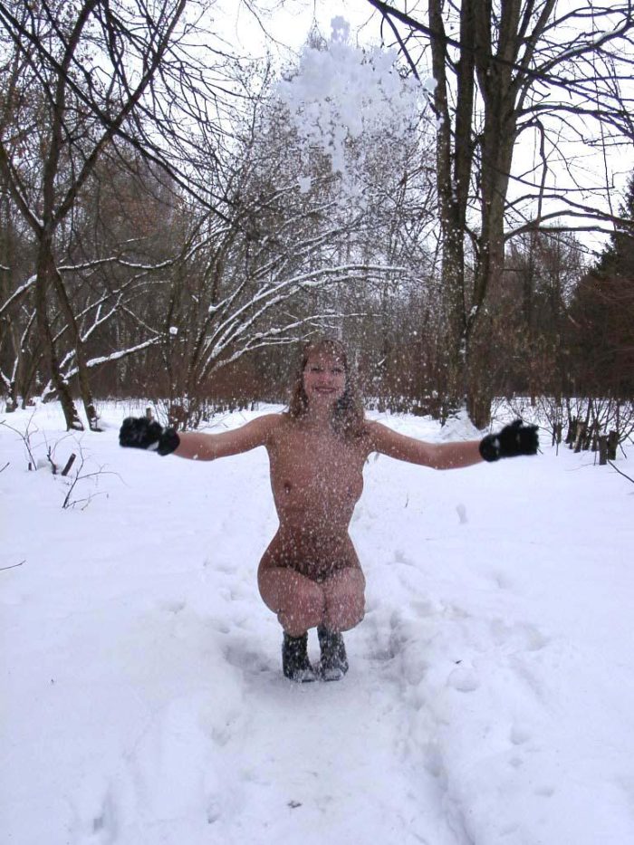 Snowplay with naked busty blonde