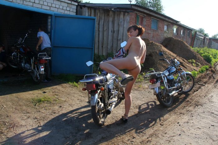 Russian amateur strips at the garages