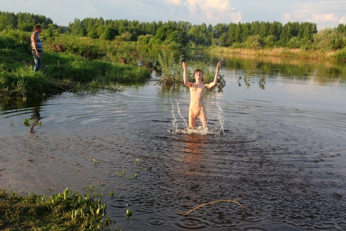 Russian amateur decides to swim in river at public place