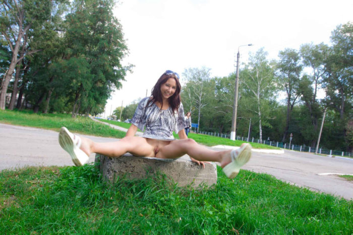 Hot girl Bysya A shows her bare body at public park