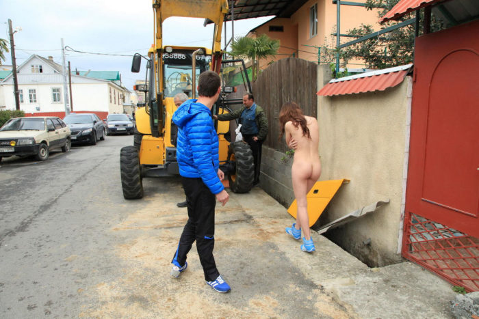 Naked girl prevents builders to work