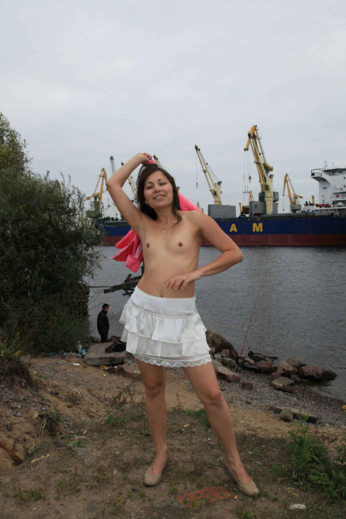 Flat-chested russian flashes her naked body by fishermen