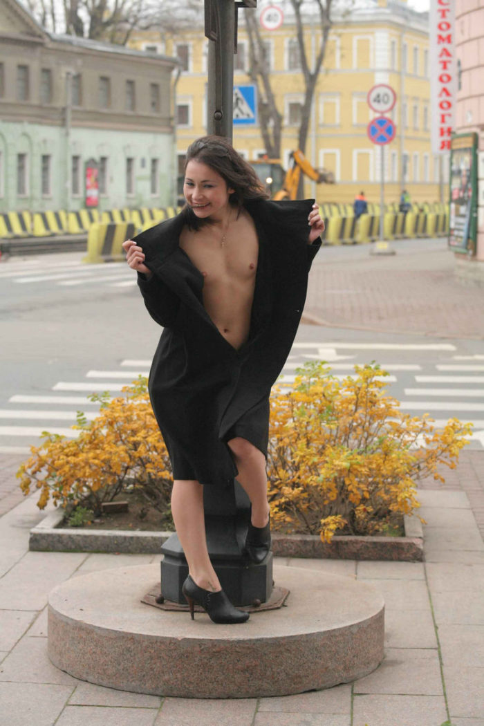 Russian girl Nataly loves to flashes on the streets