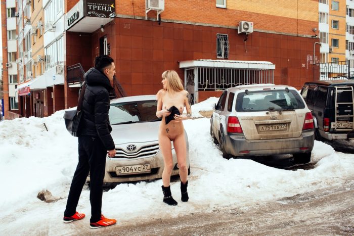 Tattooed blonde with realy good body at winter streets