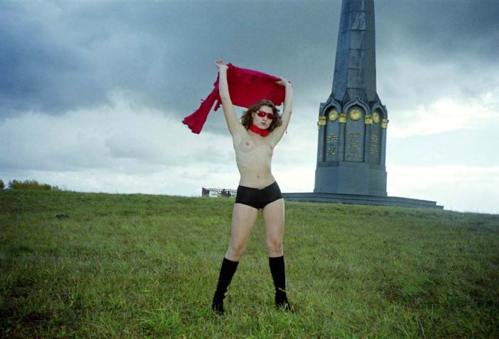 Teen girl Jella takes off panties near monument
