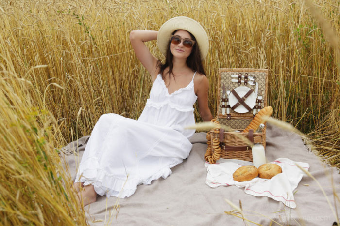 Naked Melisia on the picnic