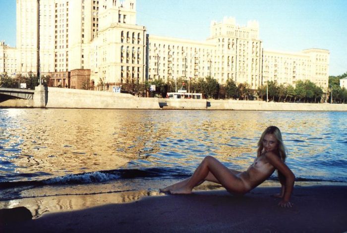 Blonde Elza returns to Moscow after vacation