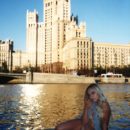 Blonde Elza returns to Moscow after vacation