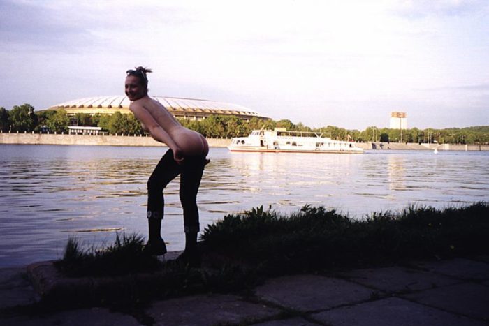 Shameless blonde walks naked at Moscow park