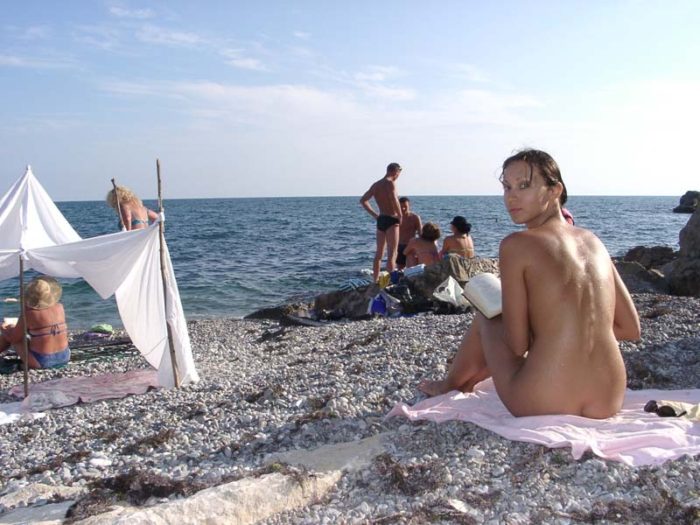 Shameless naked teen with hairy pussy on public beach