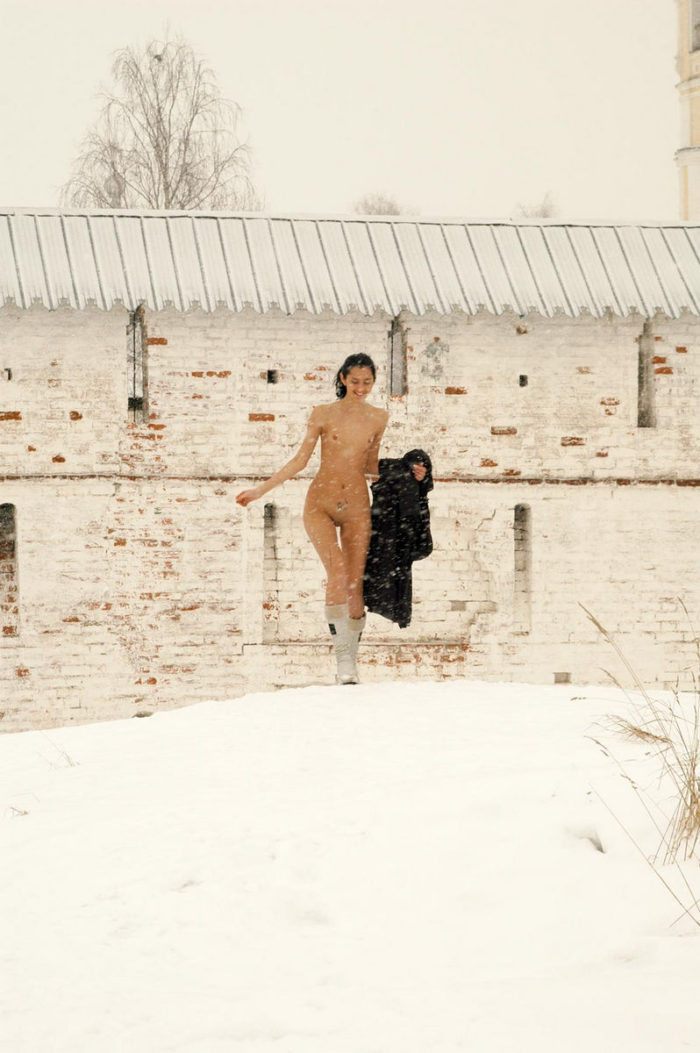 Sporty brunette walks naked during snowstorm