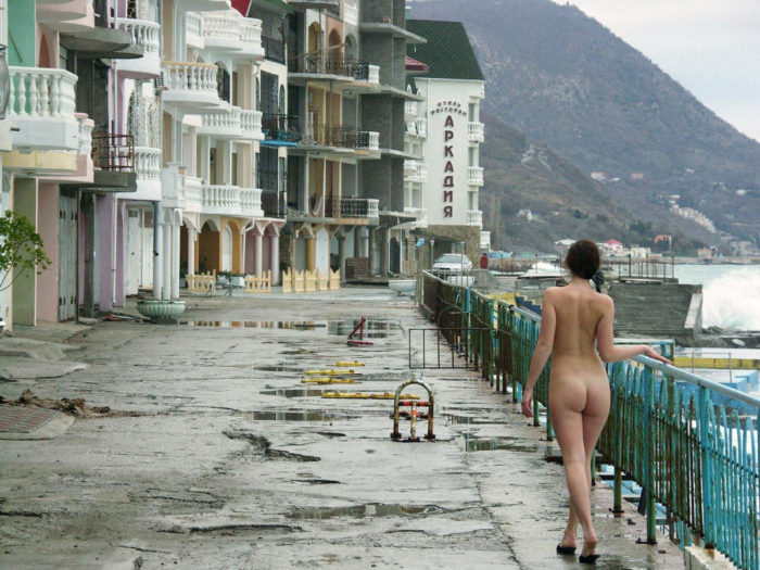 Absolutely nude damsel walks the seashore