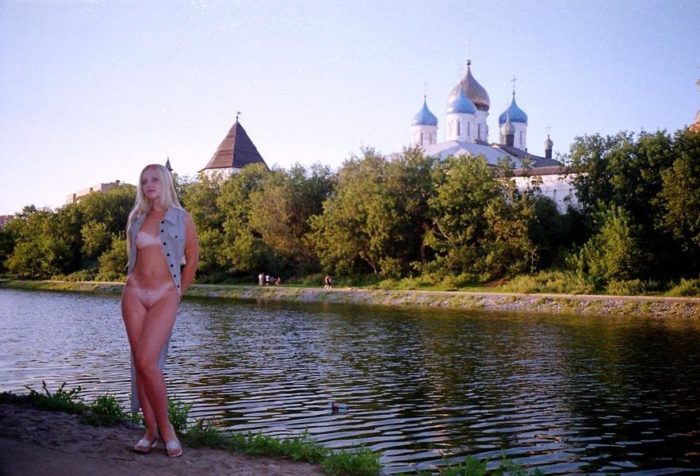 Exhibitionist girl Elza walks nude at parks