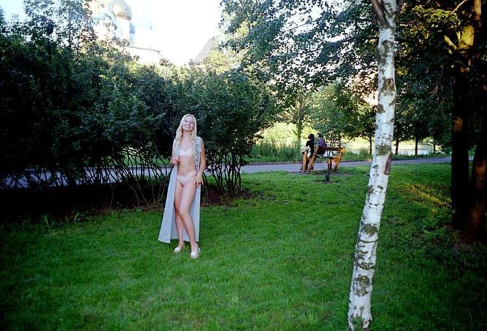 Exhibitionist girl Elza walks nude at parks