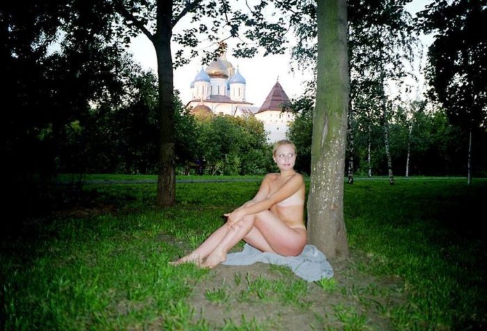 Exhibitionist girl Elza walks nude at parks