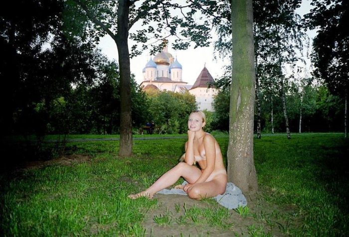 Exhibitionist girl Elza walks nude at parks