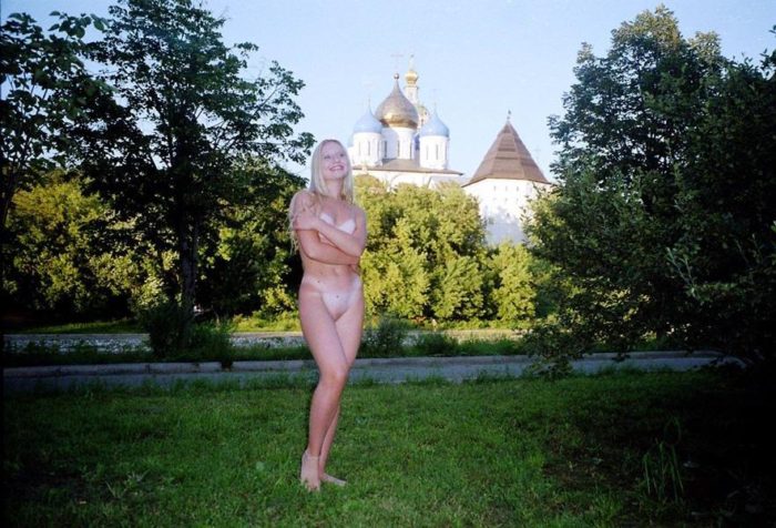 Exhibitionist girl Elza walks nude at parks