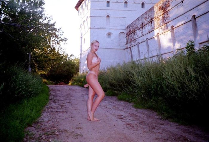 Exhibitionist girl Elza walks nude at parks