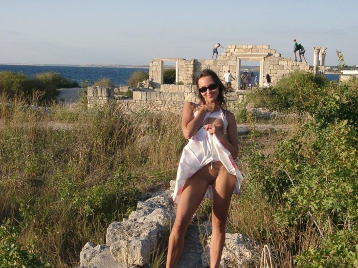 Shameless teen walks nude at tourist place
