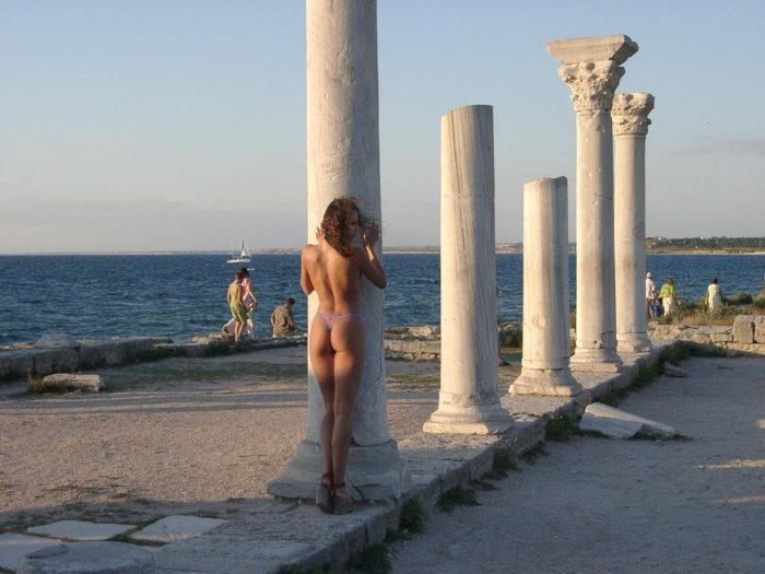 Shameless teen walks nude at tourist place