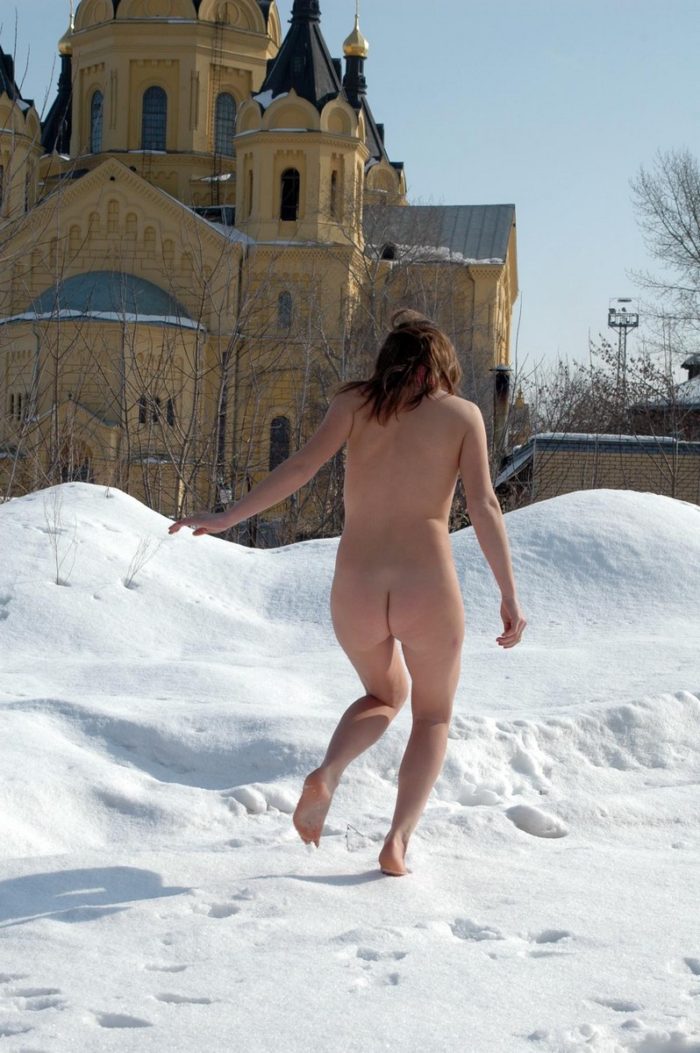 Naked girl Yana M posing in snow