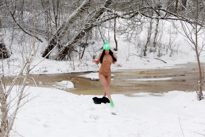 Busty brunette Daria at frozen river
