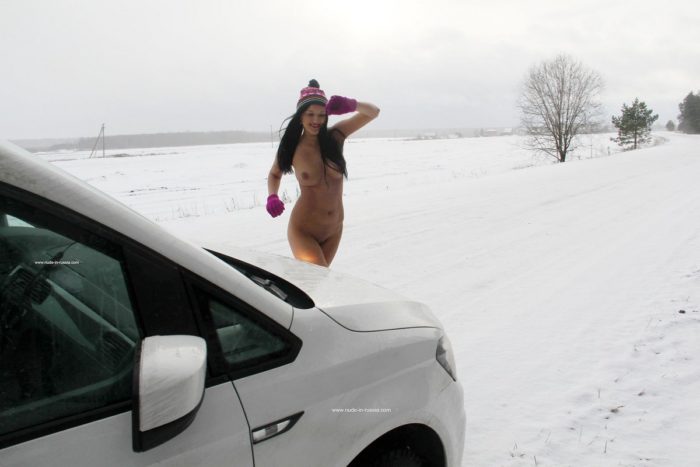 Hot brunette wears only hat and gloves at winter