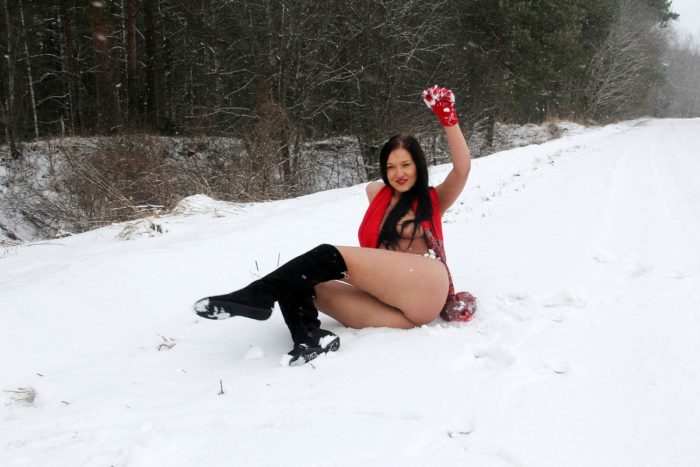 Hot girl Daria shows pussy on the snow