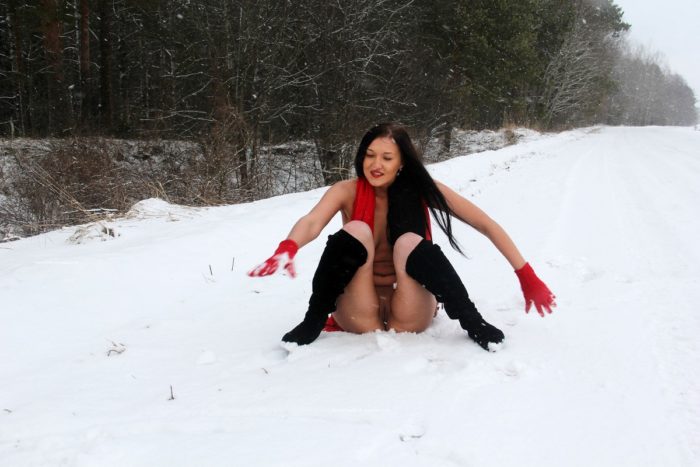 Hot girl Daria shows pussy on the snow