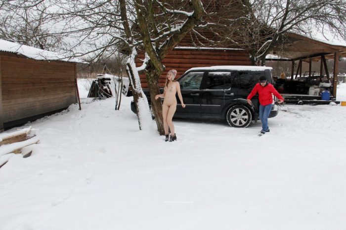 Naked Angelika plays with snow