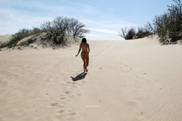 Sweet babe Karina walks naked at dunes