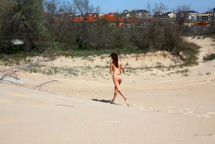 Sweet babe Karina walks naked at dunes