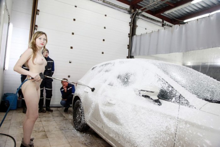 Naked blonde Angelika washes car in front of workers